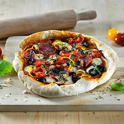 Pizza met salami, mozzarella en olijven
