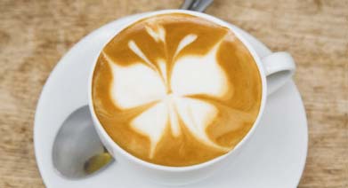 Cappuccino met schuim in vlinderpatroon