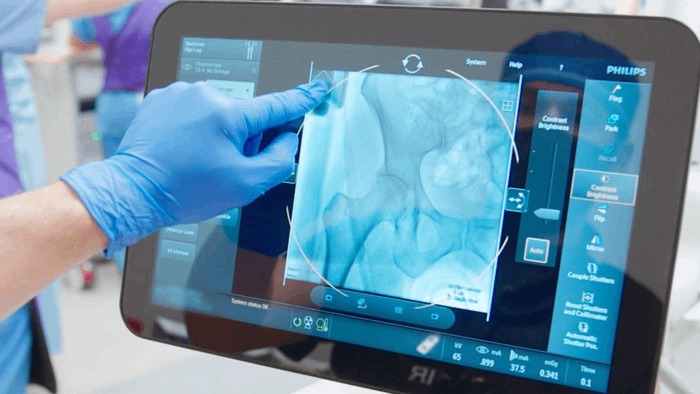 Chirurg die touchscreen gebruikt tijdens de operatie