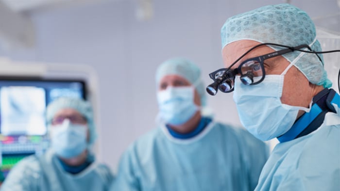 Chirurg kijkt naar de monitor tijdens de operatie