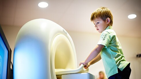 Het uitproberen van een scan helpt kinderen gerust te stellen