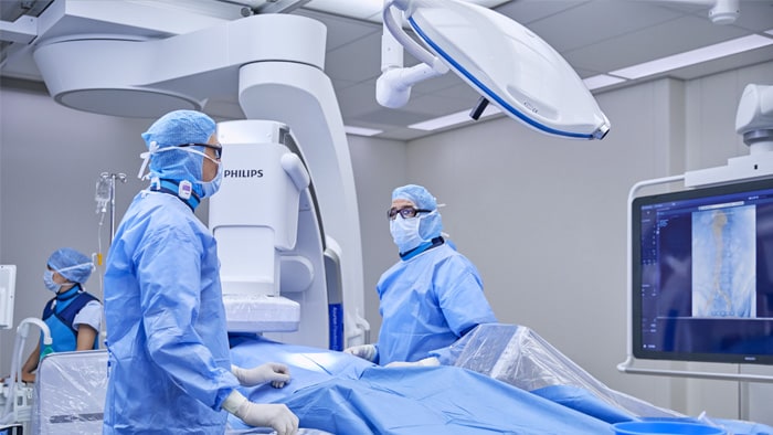 Vaatchirurgen voeren operatie uit met beeldgeleiding