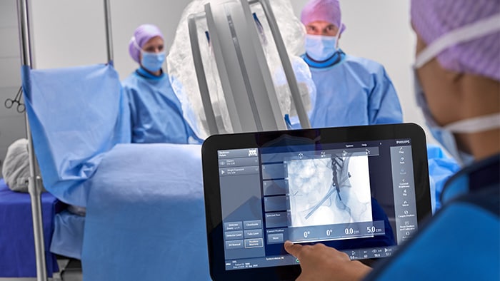 Orthopedische chirurg die tijdens de operatie gebruik maakt van een touchscreen