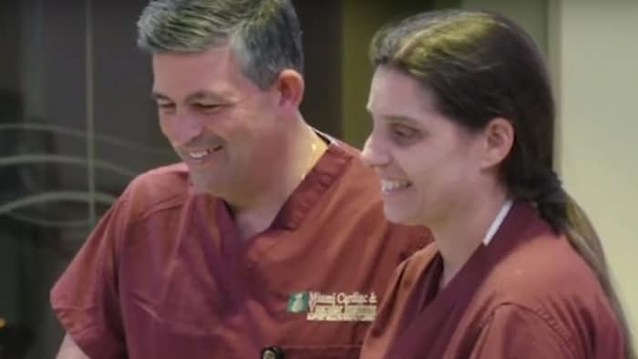 Twee glimlachende artsen van het Cardiac Vascular Institute