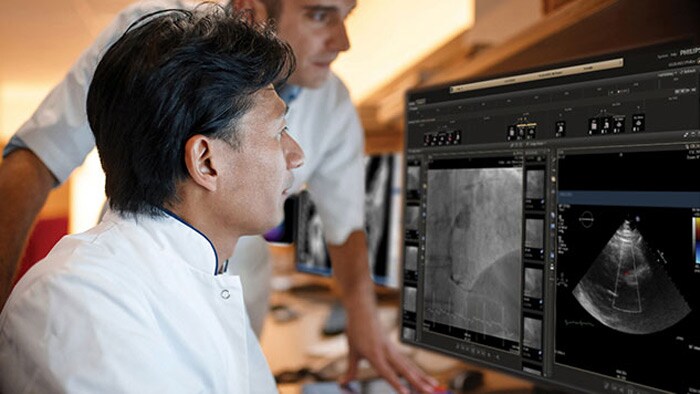 Clinicus controleert de ultrasoundscan vanaf de monitor van het klinische hulpmiddel