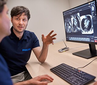Twee artsen die MRI-scans op de monitor bespreken