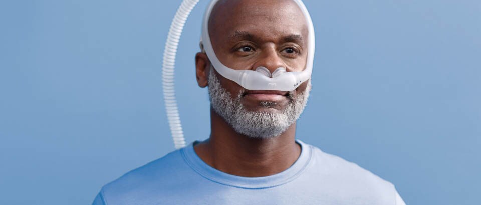Man met een baard met een masker