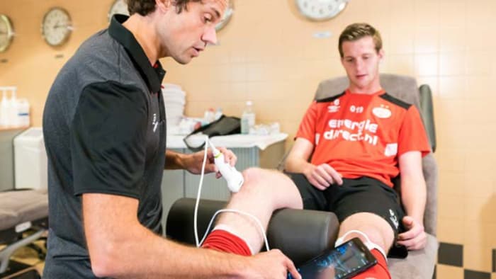 Philips Lumify als handheld echoapparaat in gebruik bij fysiotherapie om de verschillende structuren op het niveau van het spierstelsel in beeld te brengen