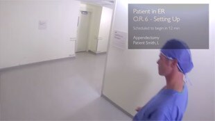 Een anesthesist bekijkt de vitale waarden