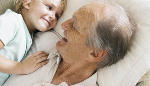 Opa met kleinkind - Actieve levensstijl met luchtwegproblemen