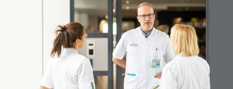 Cardioloog Jochem Wassing spreekt metc collega_s over het interventiesysteem Philips Azurion 5