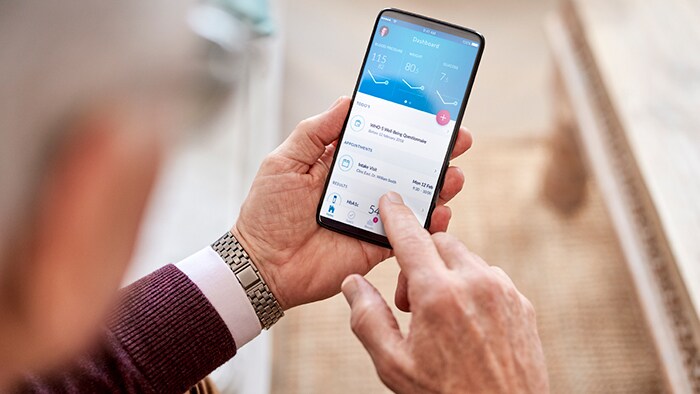 Een patiënt die op zijn telefoon kijkt