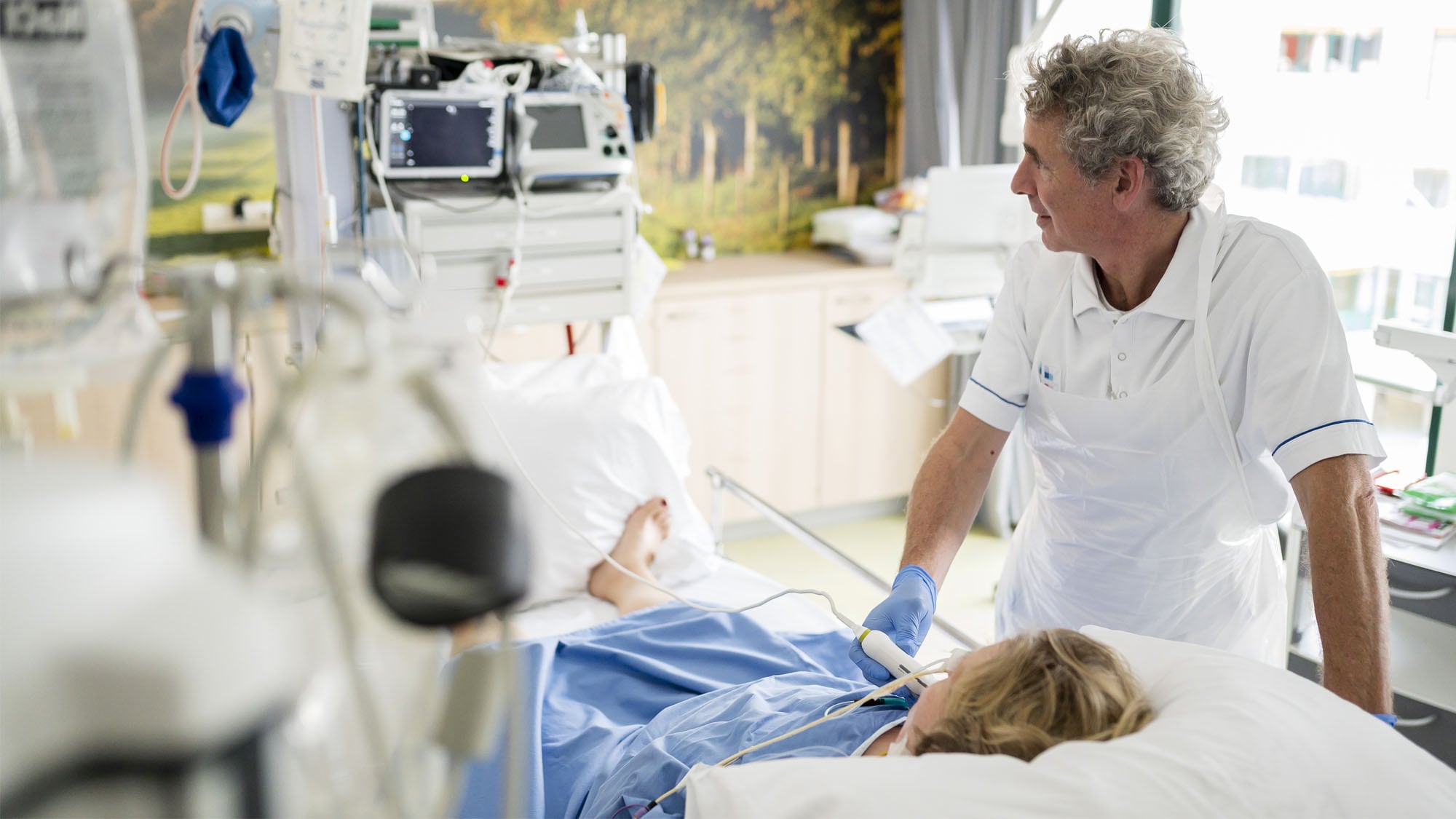 Michiel Blans, internist-intensivist bij Rijnstate ziekenhuis met de Philips Lumify op de intensive care