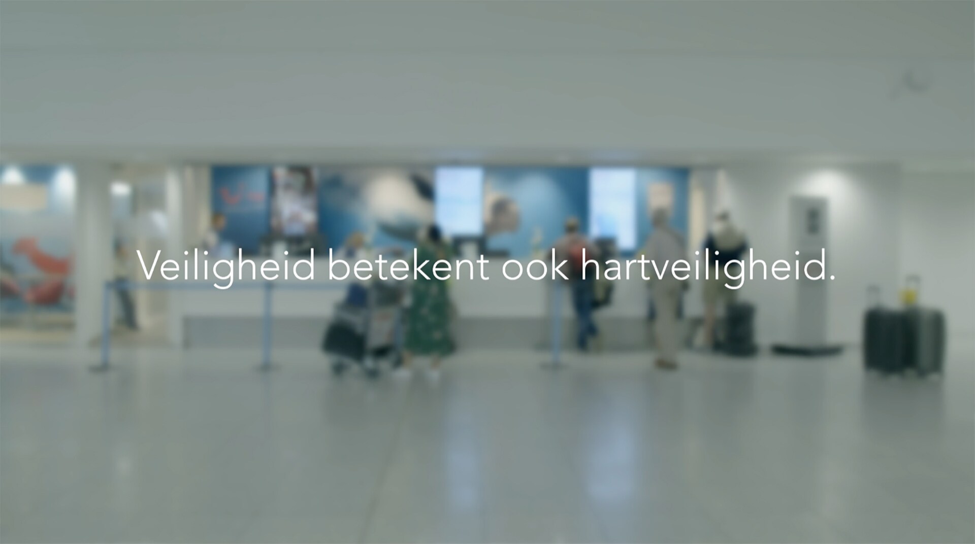 Diana Kodde van acuut/complex legt de werking van de Bionsensor uit aan een patiënt. Foto: Bravis ziekenhuis.