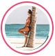 Profielfoto van recensente, een vrouw in bikini leunend tegen een palmboom op het strand.