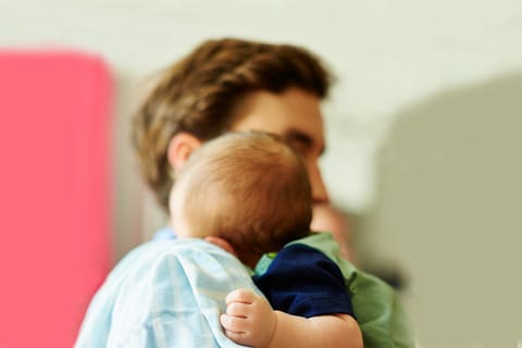 Baby geeft over: wat te doen als baby overgeeft?