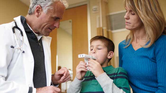 zorgprofessional helpt kind met astmaproduct