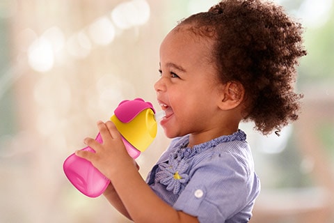 Waarom het gemakkelijker is dan je denkt om je baby te leren drinken uit een drinkbeker