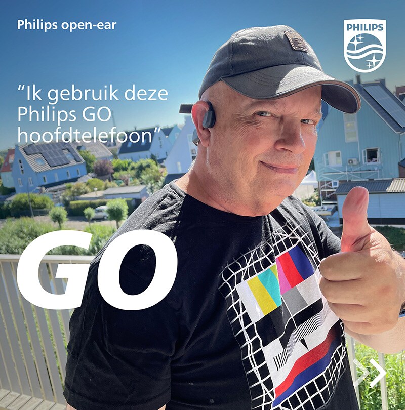 Man zegt: "Ik gebruik deze Philips GO hoofdtelefoon"