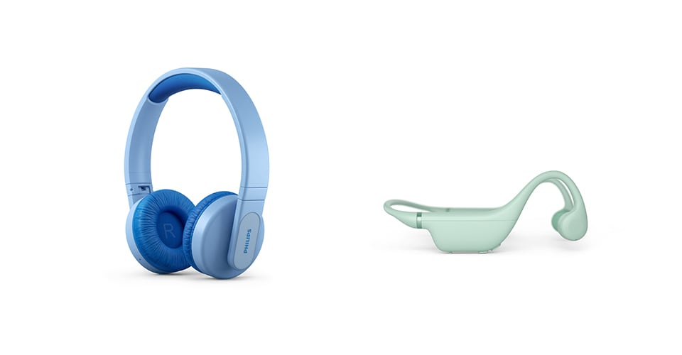 Een blauwe hoofdband kinderkoptelefoon en een groene open-ear kinderkoptelefoon.
