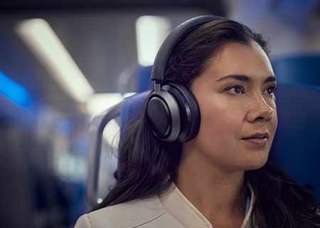 Vrouw geniet van Noise Cancelling Pro+ met Philips L4-hoofdtelefoon