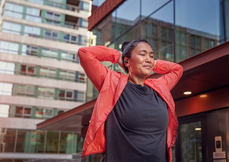  Vrouw die Philips A5508 draadloze hoofdtelefoon buiten gebruikt
