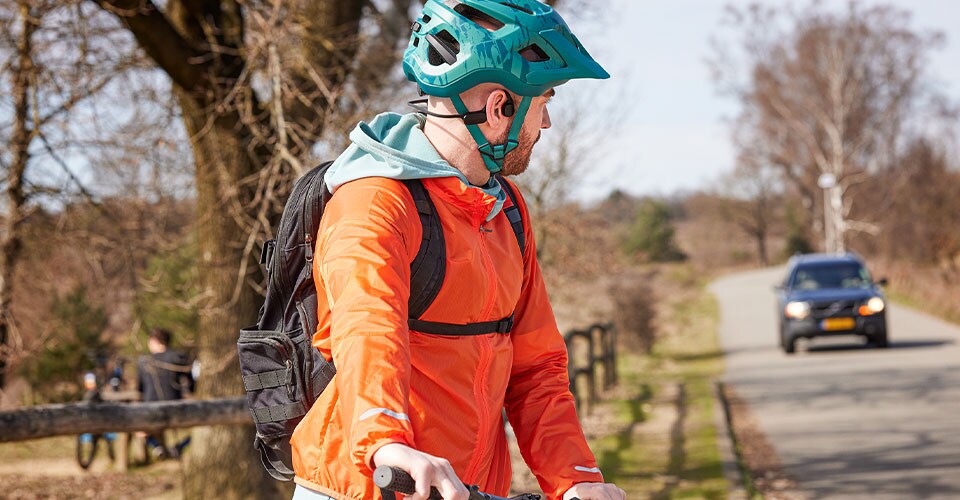 Atleet die fietst met een Philips-hoofdtelefoon