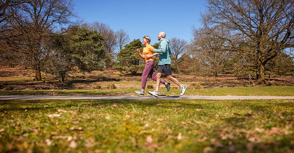 Atleten rennen met Philips-hoofdtelefoons