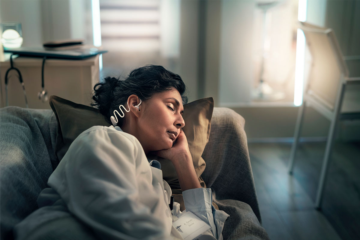 Vrouw draagt Philips Sleep Headphones comfortabel terwijl ze op haar zij slaapt.