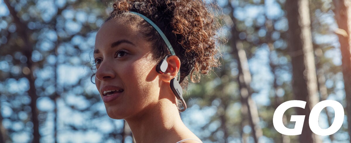 Close-up van een vrouw die sportkoptelefoon met bone conduction draagt