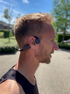 Runner man met bone conduction koptelefoon