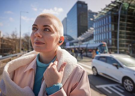 Vrouw die buiten geniet met de Philips T3508 echte draadloze hoofdtelefoon