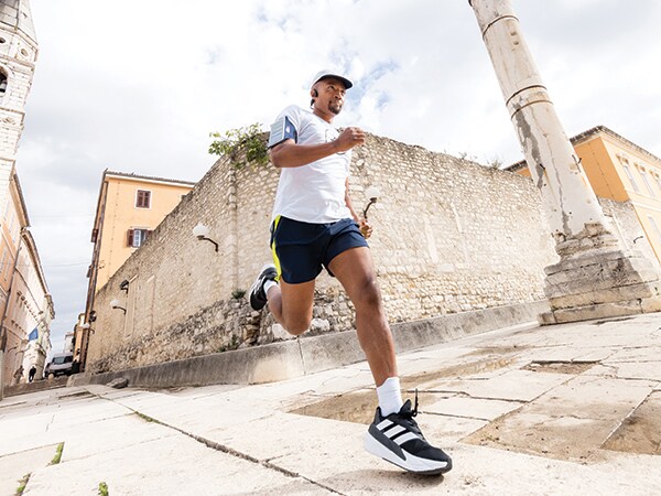 Een deelnemer aan de run loopt doelbewust door een oud stadsdeel