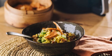 Gemarineerde tempeh met rijst, wortelen en cassavechips