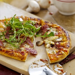 Pizza met salami en champignons 