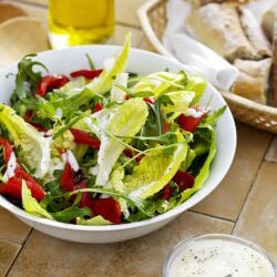 Groene salade met geroosterde paprika