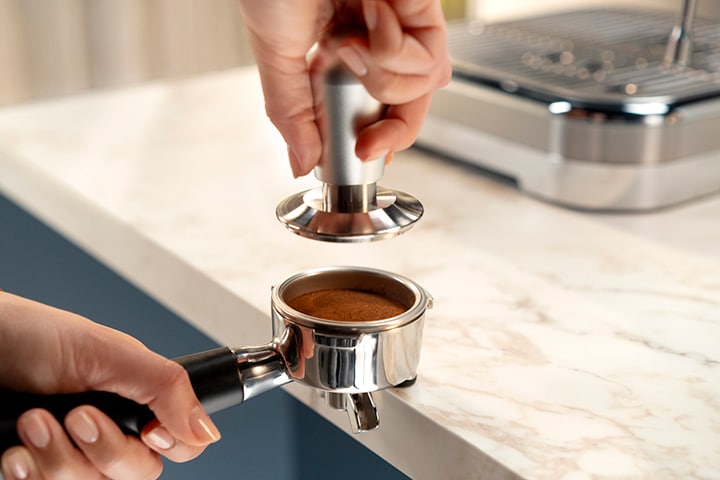 Koffiepoeder aandrukken