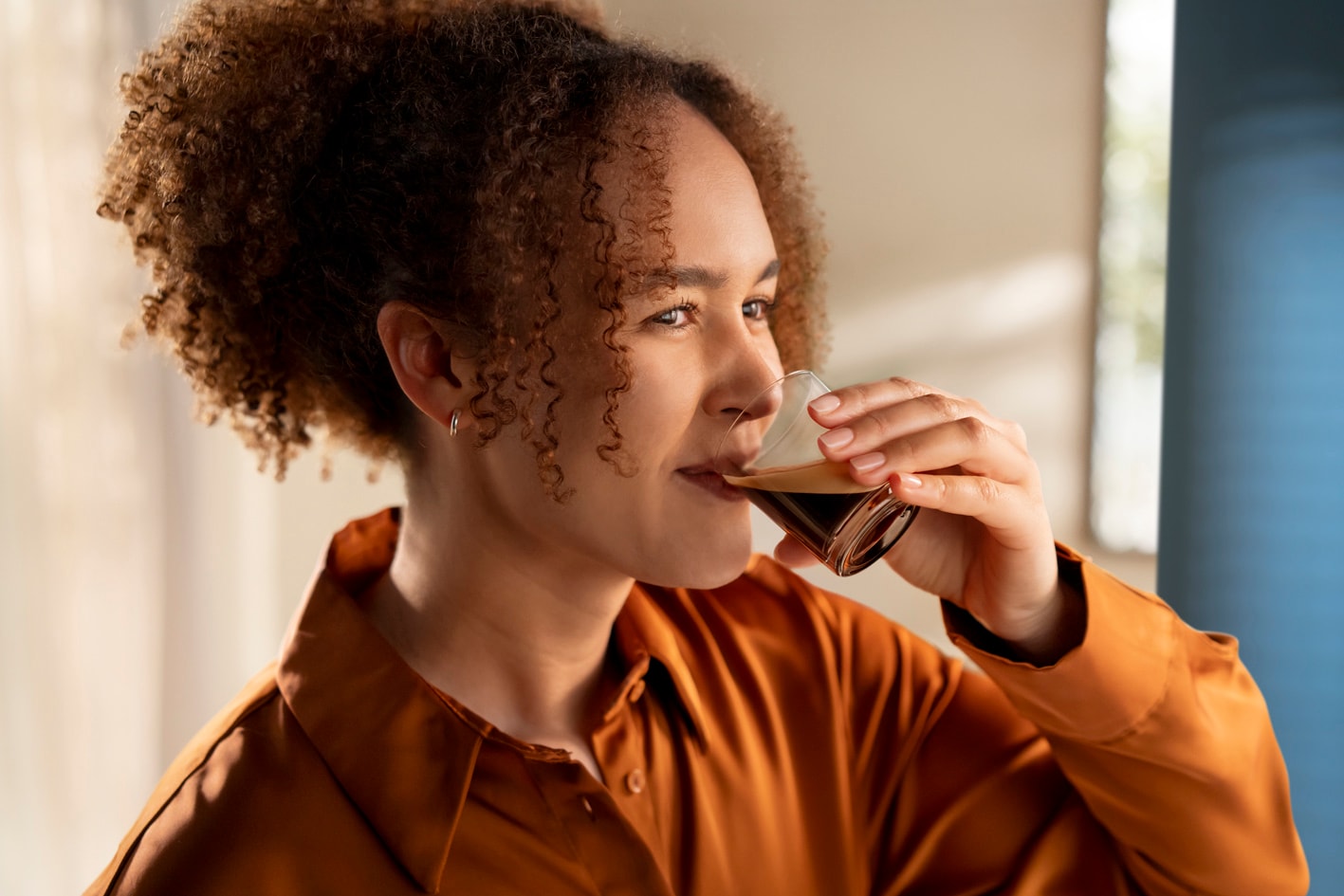 een jonge vrouw die koffie drinkt