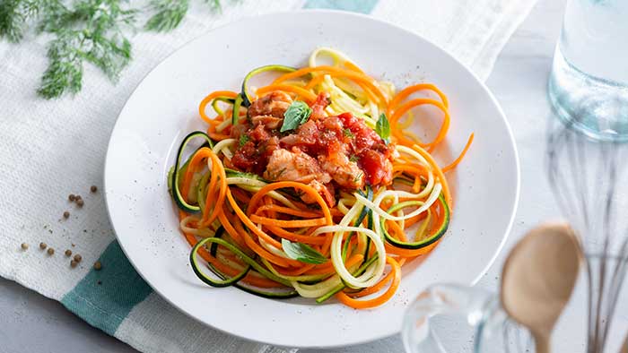 Courgettenoedels met vegetarisch gehakt- en tomatensaus