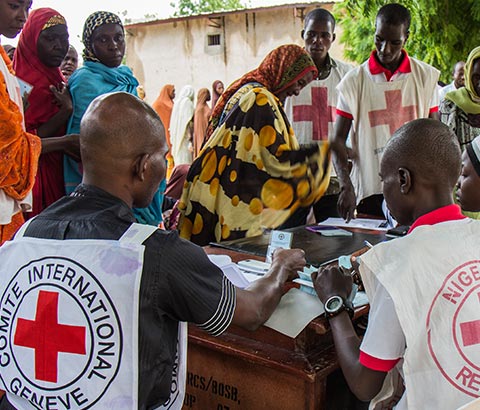 Personeel van het Rode Kruis verleent hulp bij de voedselcrisis