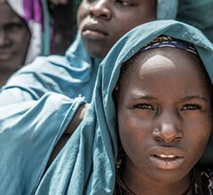 Vrouw uit Noord-Kameroen in de humanitaire hulpverlening van het Rode Kruis