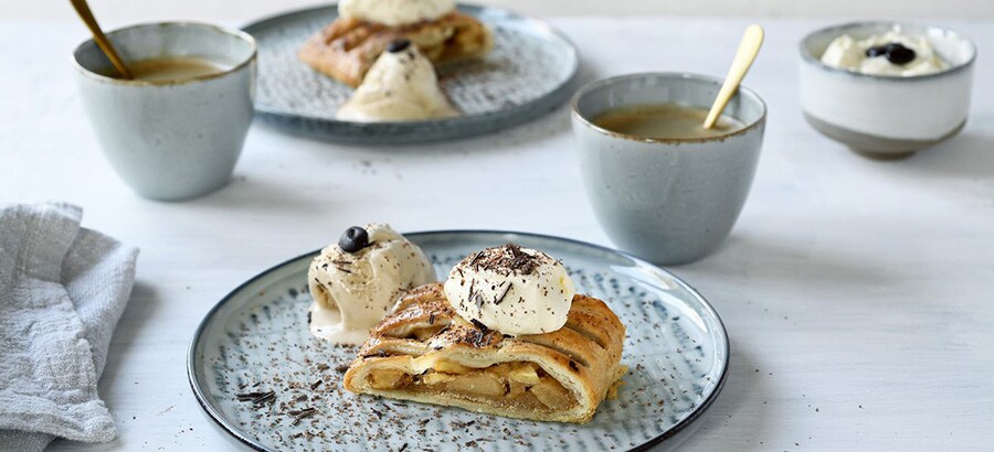 Appelstrudel met zelfgemaakt koffieijs