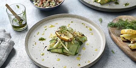 Gegrilde zalm tartaar in komkommer