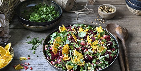 Krokante Boerenkoolsalade met rode biet, granaatappel en sinaasappel koekjes