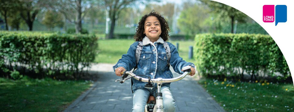 Jong meisje op een fiets