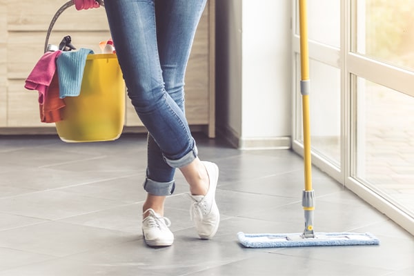 Een tegelvloer dweilen zonder strepen