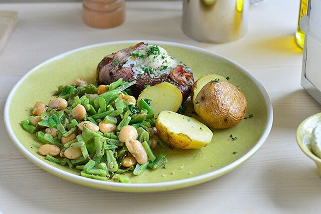 Provençaalse steak met blote kontjes in het gras en aardappels