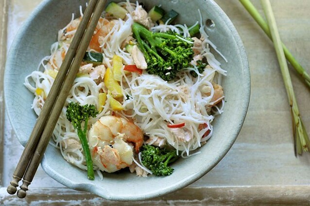Thaise zalmburgers met groentenspiralen