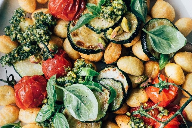 Gnocchi met pesto en courgette