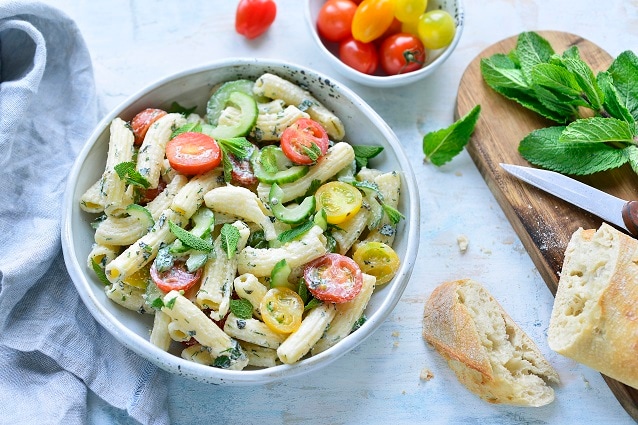 Pastasalade met tomaat en komkommer